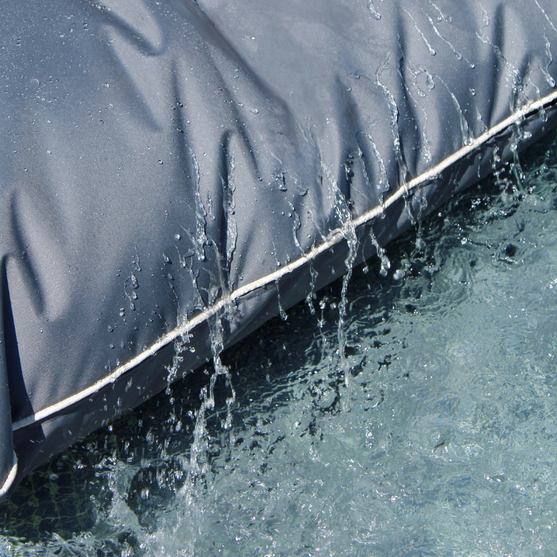 Cojín Exterior XL en uso, pieza del Conjunto Piscina