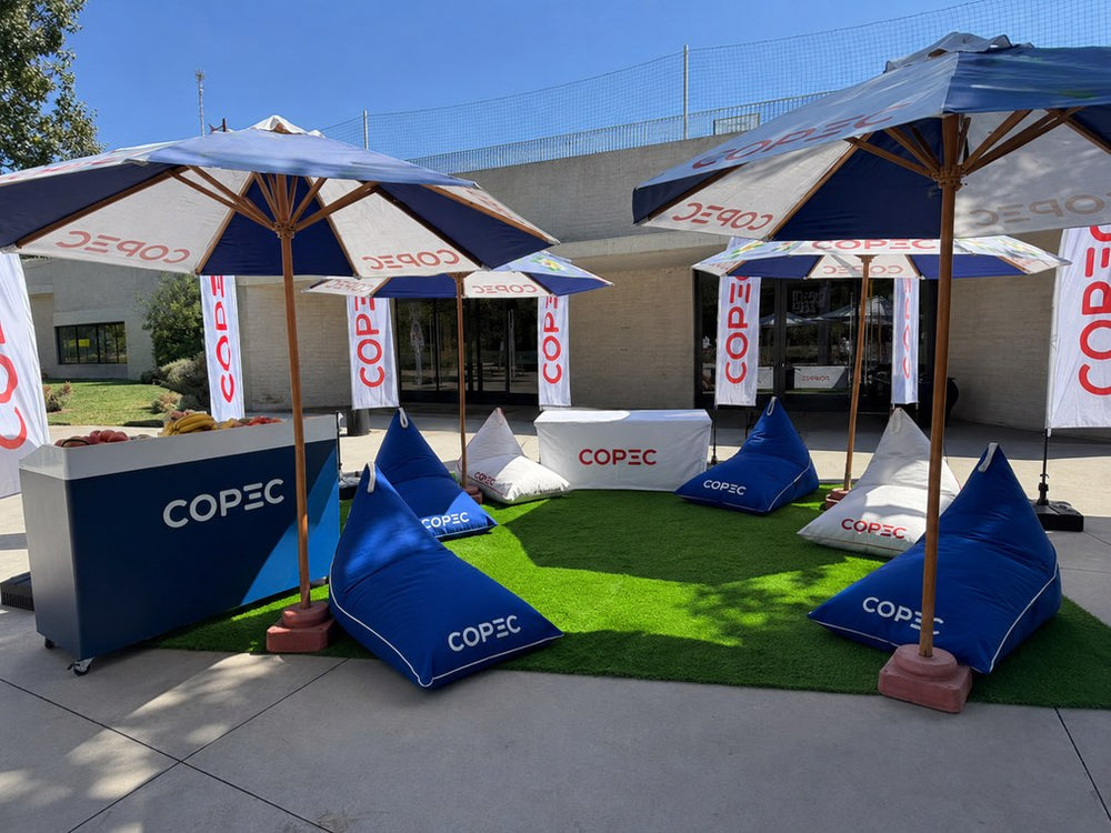 Activación de marca de Copec con pufs Köff azules y quitasoles