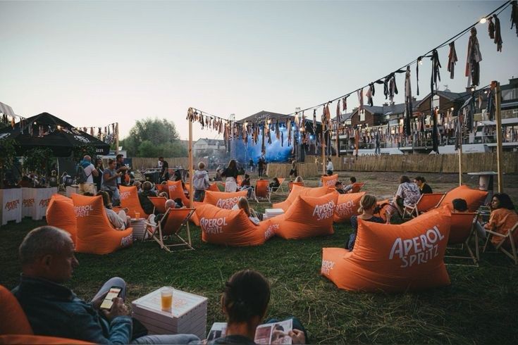 Público sentado en pufs Köff durante un evento al aire libre
