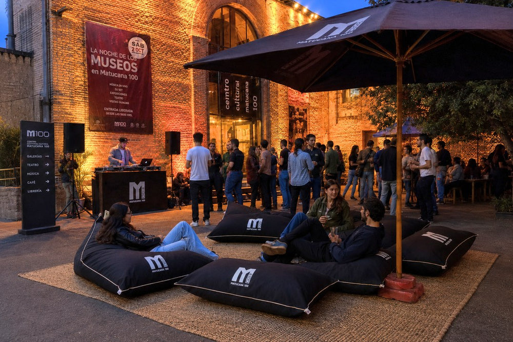 Pufs Köff con la marca Matucana 100 en un evento nocturno del centro cultural
