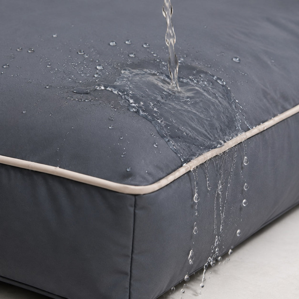 Gris Plomo — Agua resbalando sobre la tela impermeable de la Cama Köff Form Exterior, sin filtrarse
