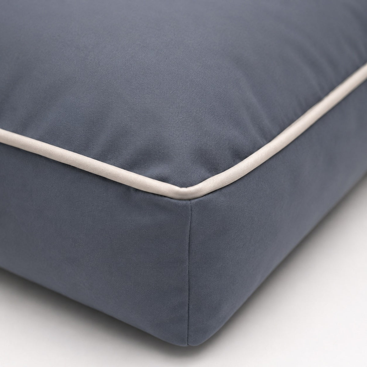 Gris Plomo — Detalle de una esquina de la Cama Köff Form Exterior