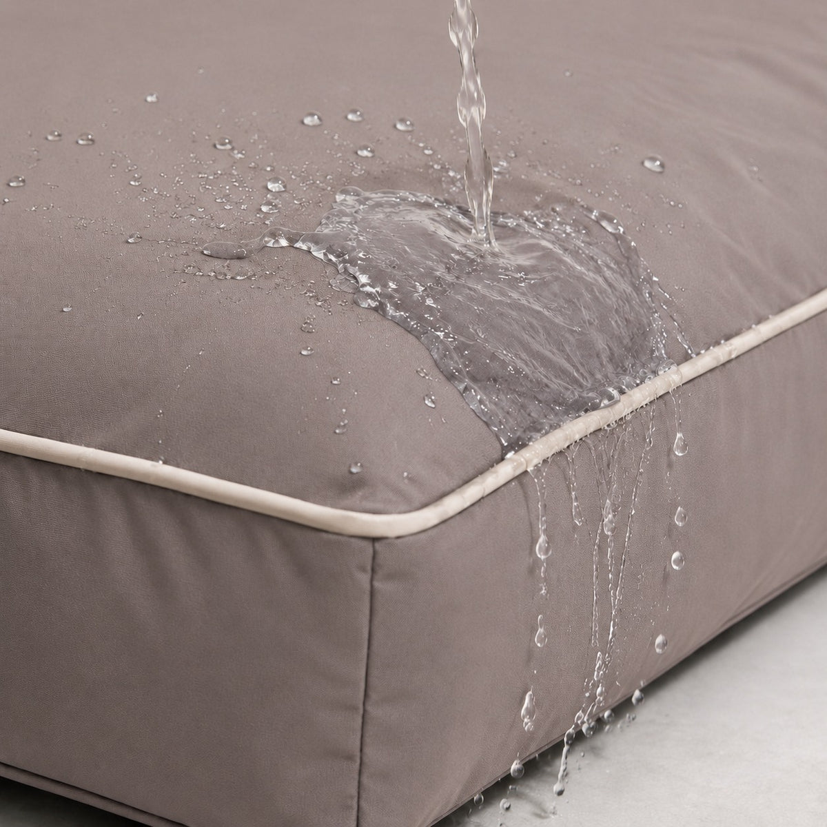 Taupe — Agua resbalando sobre la tela impermeable de la Cama Köff Form Exterior, sin filtrarse