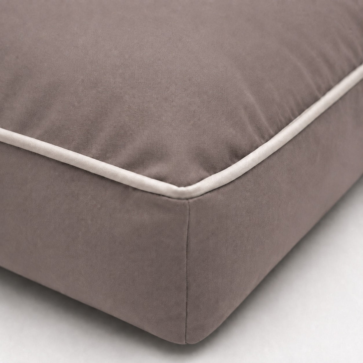 Taupe — Detalle de una esquina de la Cama Köff Form Exterior