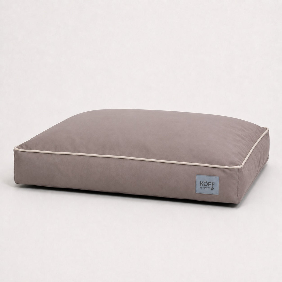 Taupe — Cama Köff Form Exterior en taupe, vista de tres cuartos