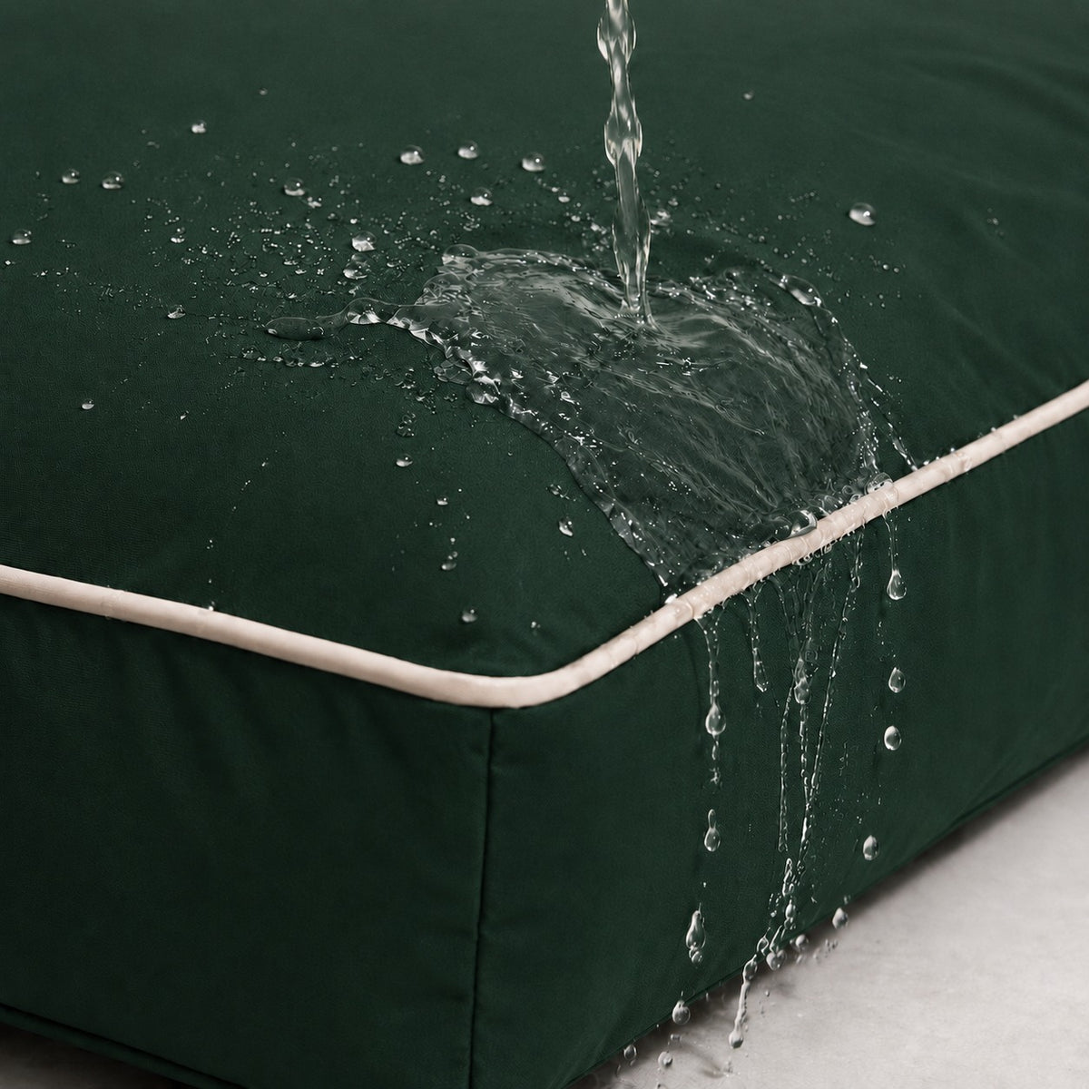 Verde Bosque — Agua resbalando sobre la tela impermeable de la Cama Köff Form Exterior, sin filtrarse