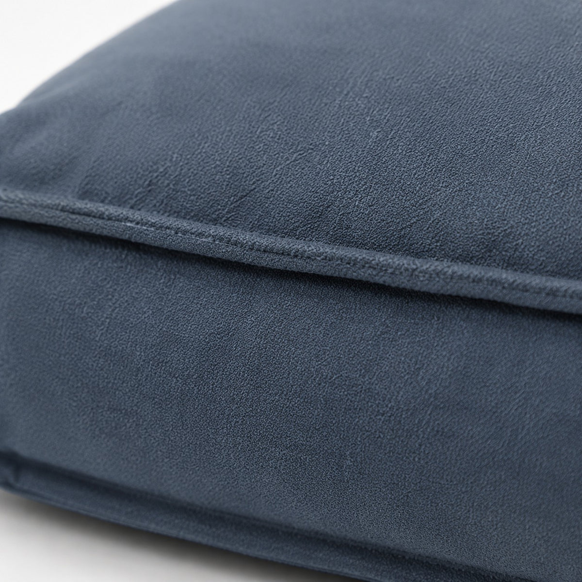 Detalle de las costuras reforzadas de la Cama Köff Form Interior