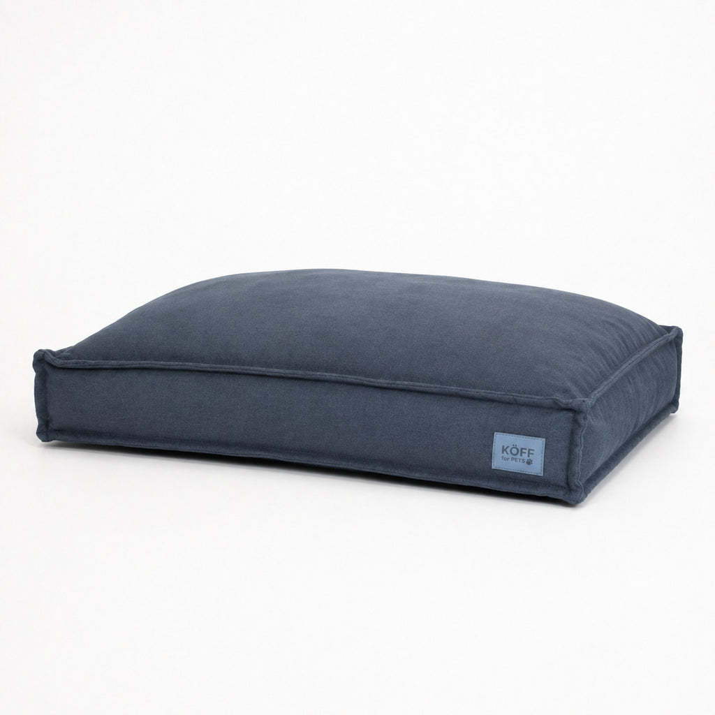 Cama Köff Form Interior de tres cuartos, con la etiqueta a la vista