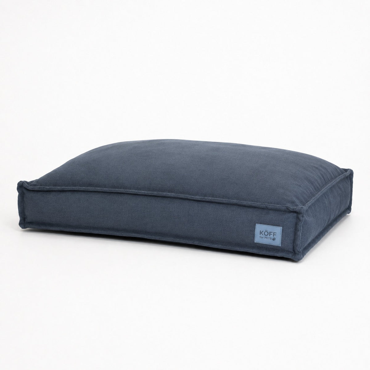 Cama Köff Form Interior de tres cuartos, con la etiqueta a la vista