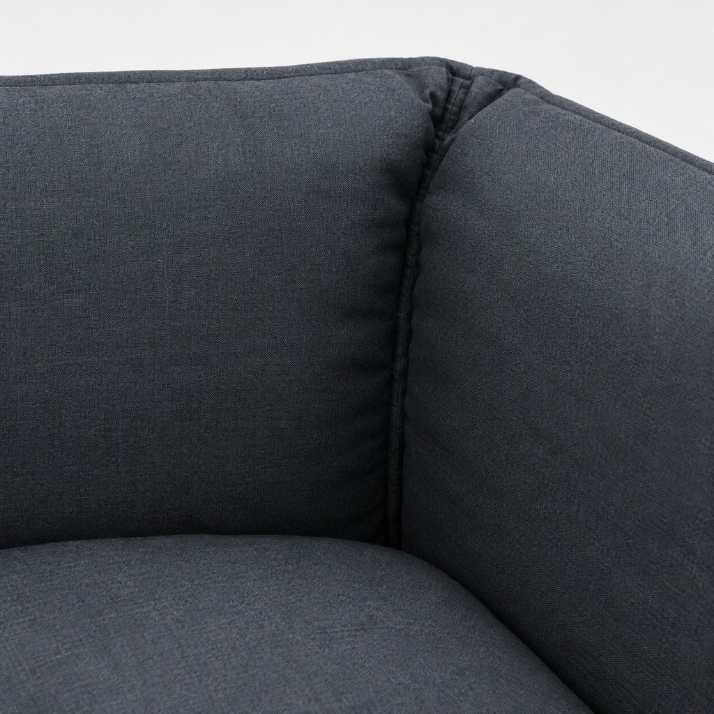 Esquina de la Cama Köff Suite Clásica, donde la pared rellena se une al asiento