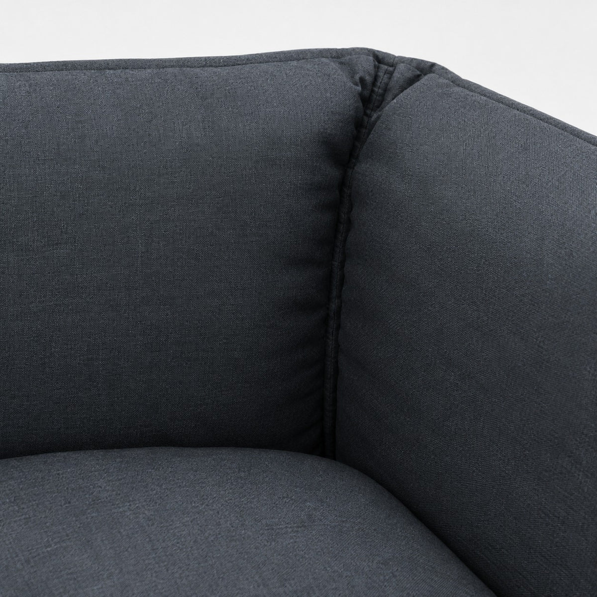 Esquina de la Cama Köff Suite Clásica, donde la pared rellena se une al asiento