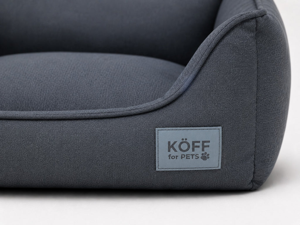 Etiqueta Köff for Pets en la pared de la Cama Köff Suite Clásica