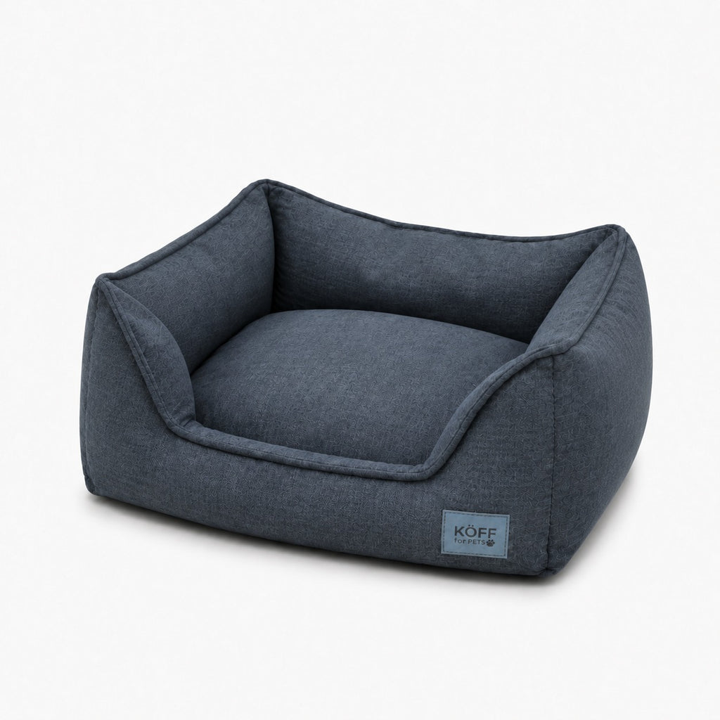 Cama Köff Suite Clásica en azul noche, vista de tres cuartos sobre fondo blanco
