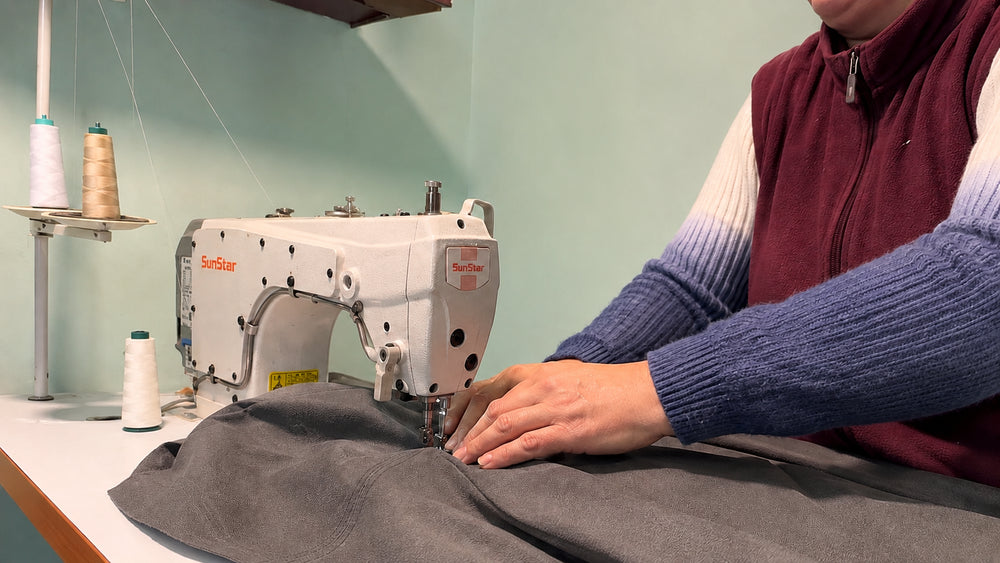 Costura de una funda Köff en el taller en Santiago
