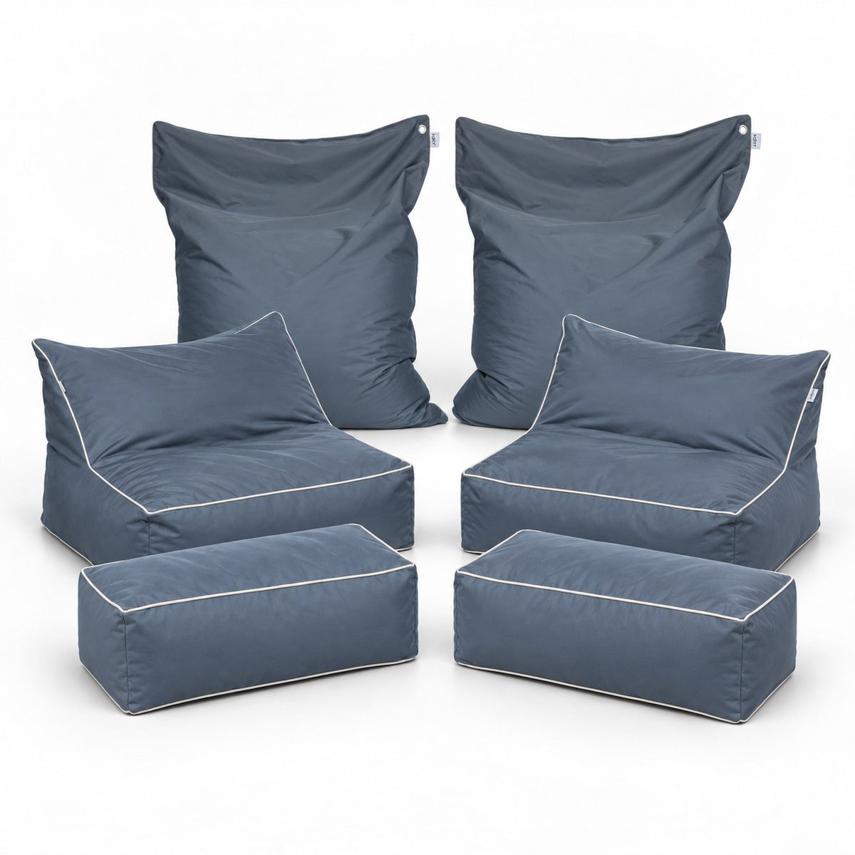 Terraza Equipada: dos Reposeras Chunky con sus Modulares y dos Cojines Exterior XL en Gris Plomo