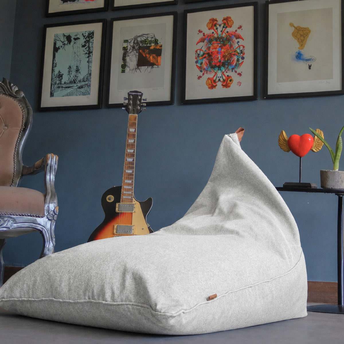 Gris Claro — Cojín Triangular Köff en el living de una casa