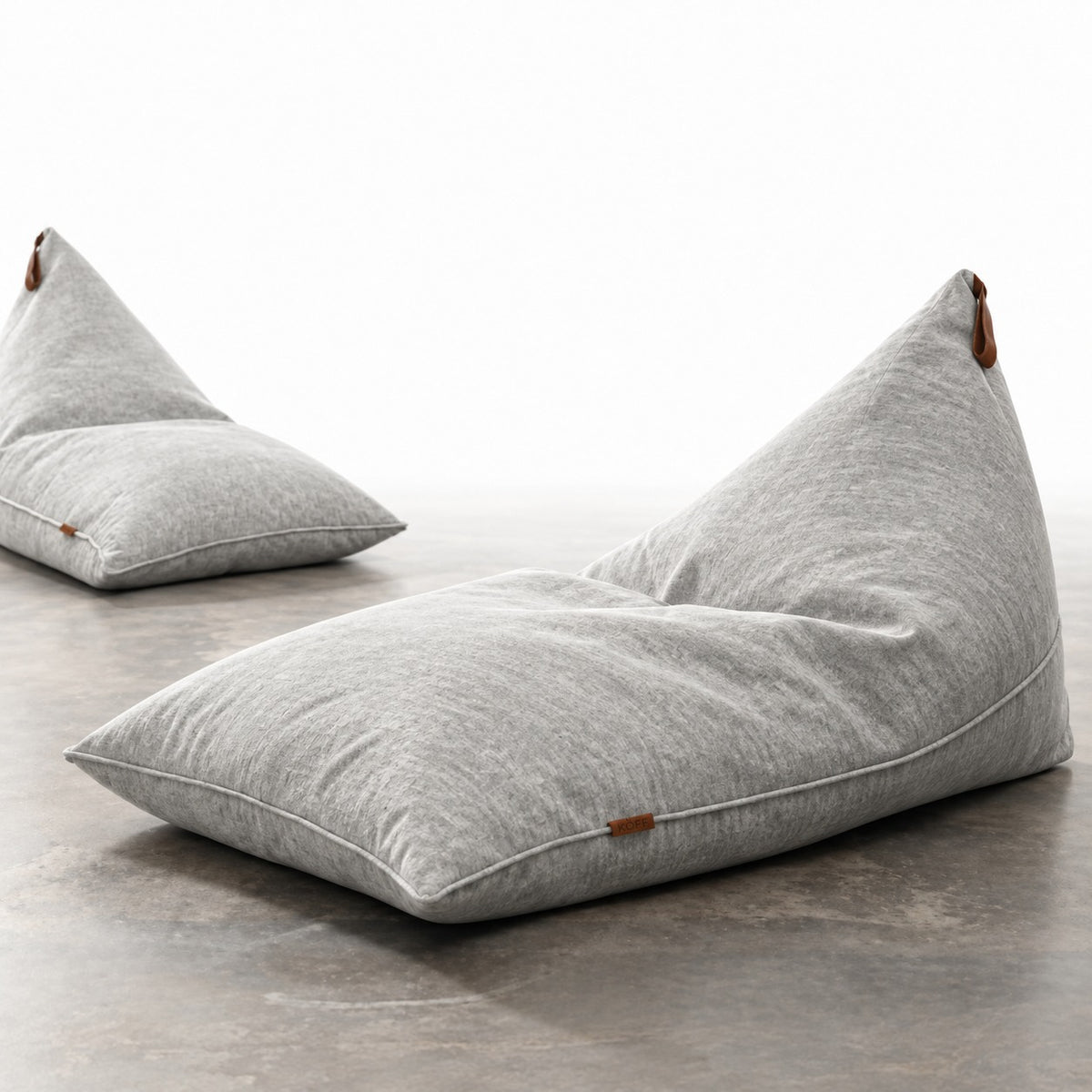 Gris Claro — Cojín Triangular Köff, vista de ambiente