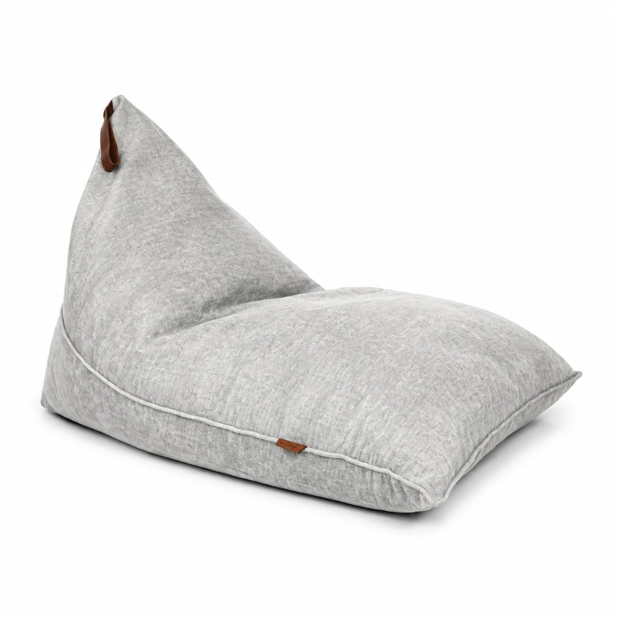 Gris Claro — Cojín Triangular Köff en tela velvet, vista frontal de tres cuartos
