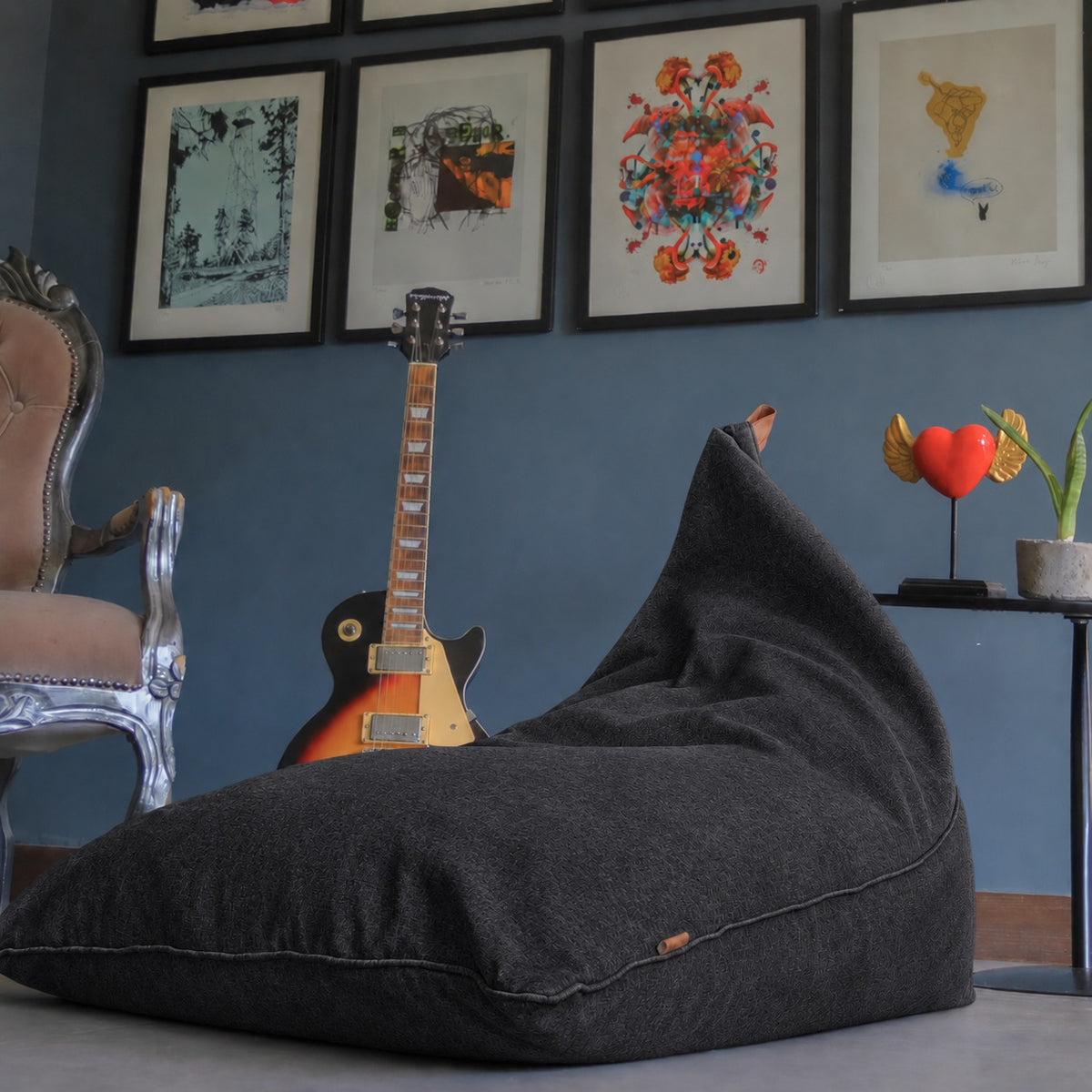 Negro — Cojín Triangular Köff en el living de una casa
