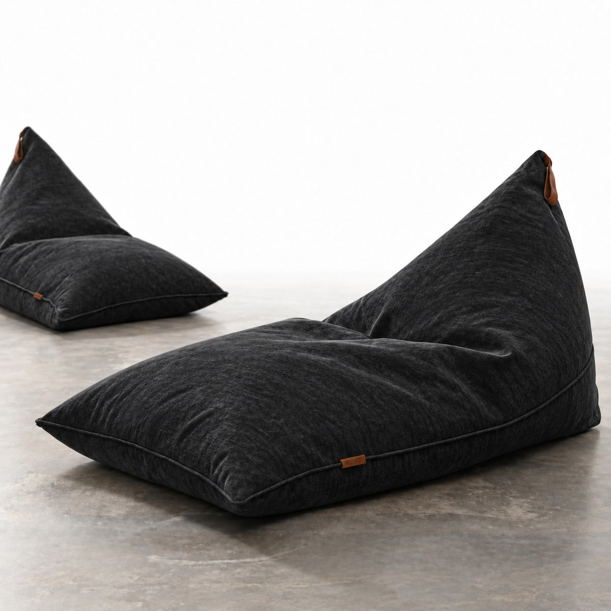 Negro — Cojín Triangular Köff, vista de ambiente