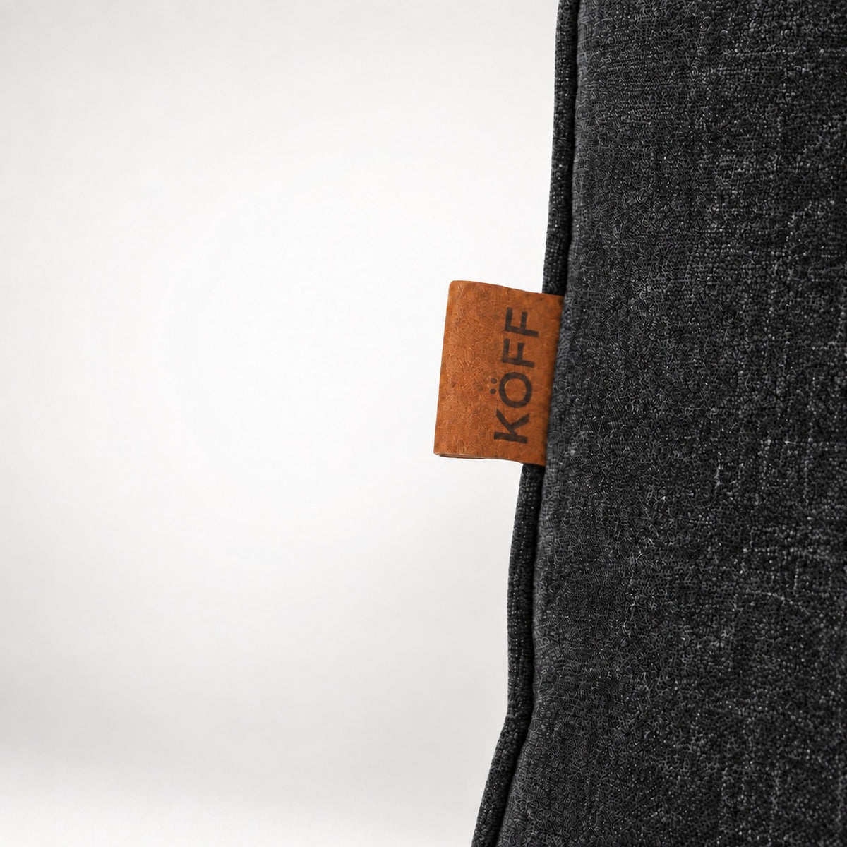 Negro — Etiqueta de cuero Köff del Cojín Triangular