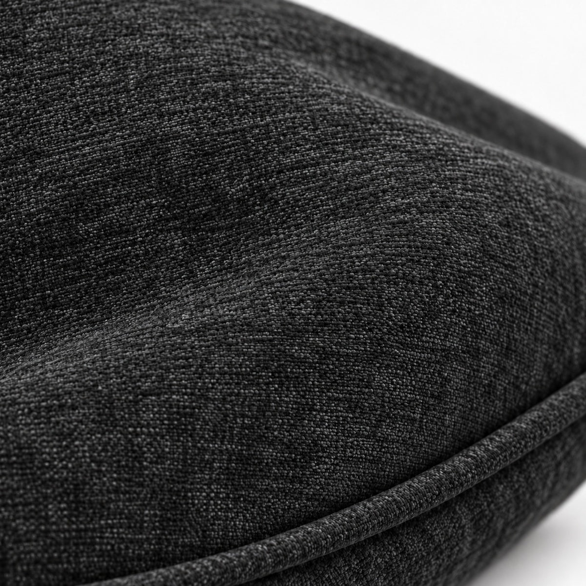 Negro — Detalle de la tela velvet del Cojín Triangular Köff