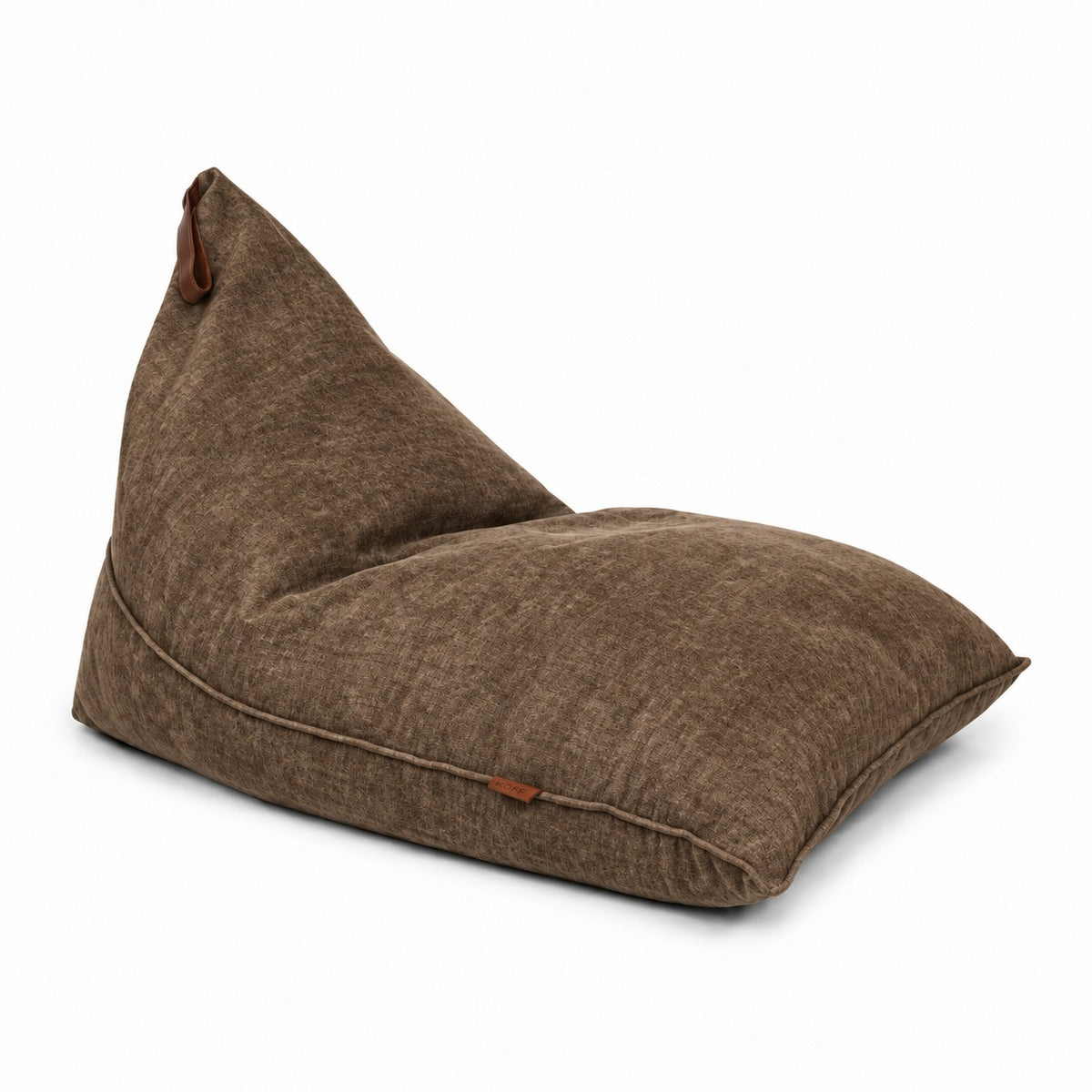 Tabaco — Cojín Triangular Köff en tela velvet, vista frontal de tres cuartos