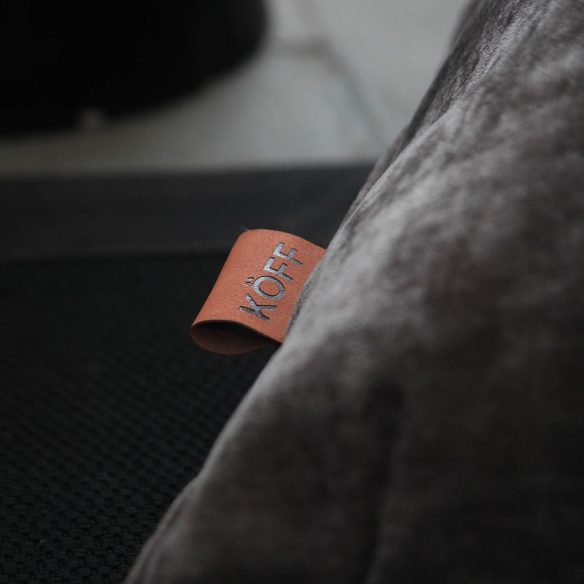 Tabaco — Etiqueta de cuero Köff sobre la tela velvet
