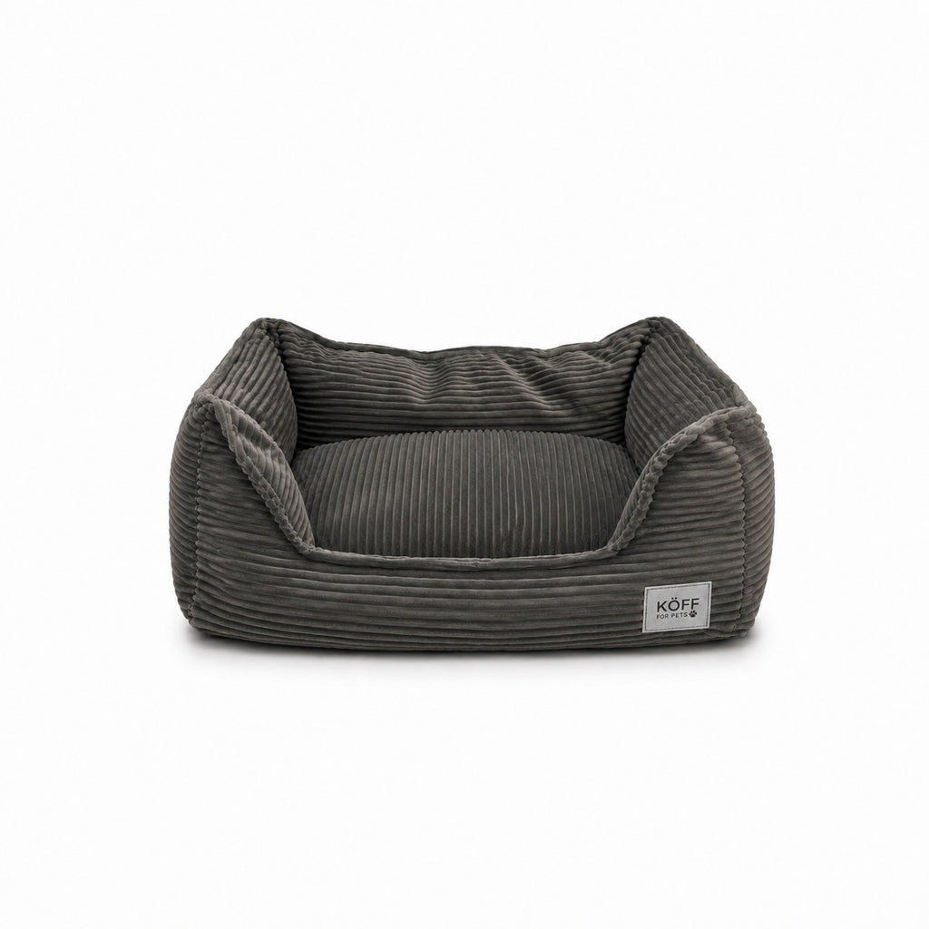 Talla S · 65 × 50 cm — Cama Köff Suite Cotelé en gris carbón, vista de tres cuartos sobre fondo blanco